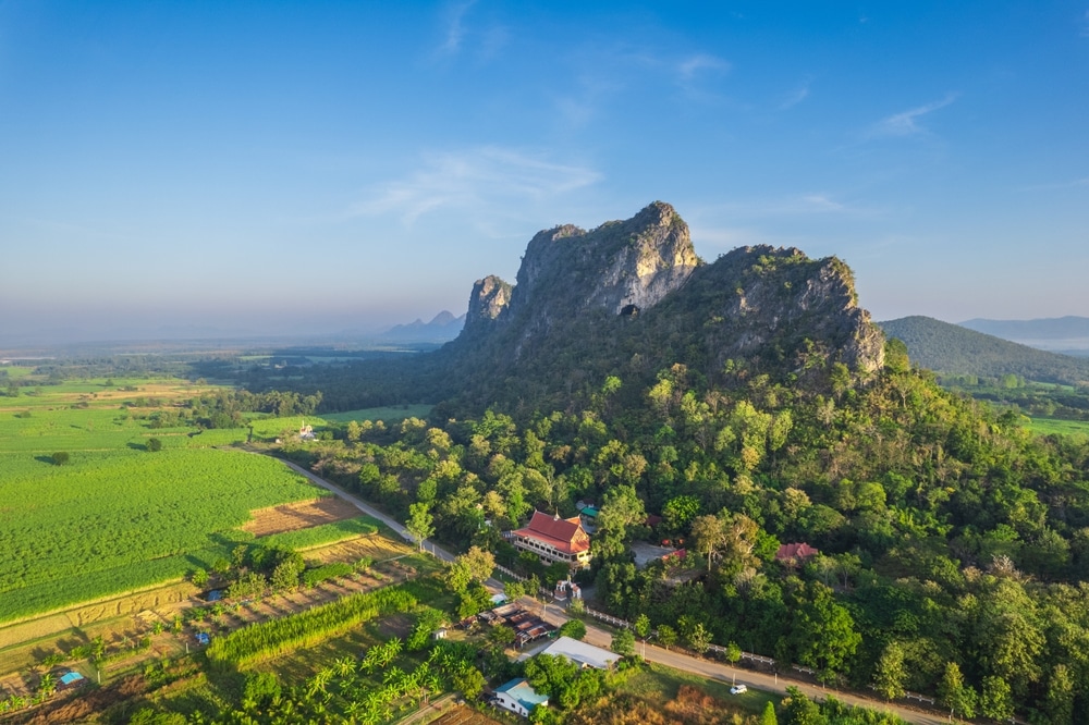 ภูเขาที่มีบ้านและต้นไม้ในภาคตะวันออกเฉียงเหนือของประเทศไทย ที่เที่ยวภาคอีสาน