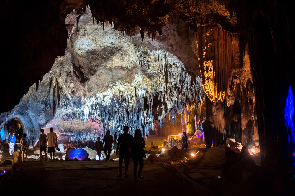 ผู้เยี่ยมชมสำรวจถ้ำที่สว่างไสวด้วยแสงไฟอันน่าทึ่งซึ่งมีหินงอกหินย้อยในที่เที่ยวออล ที่เที่ยวเดือนกันยายน