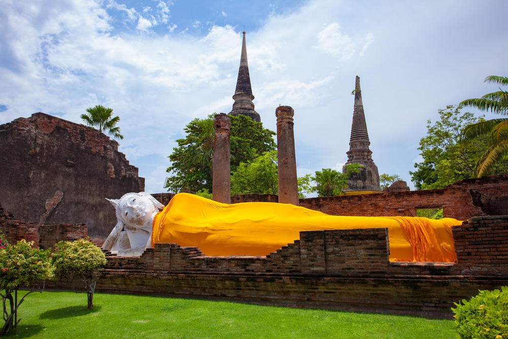 พระพุทธไสยาสน์ห่มผ้าสีเหลือง ณ ซากวัดราชบูรณะ จังหวัดพระนครศรีอยุธยา ประเทศไทย วัดสะแก