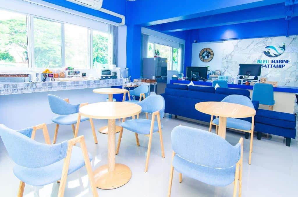 โรงอาหารที่ทันสมัยและสว่างสดใสตกแต่งด้วยสีฟ้าและสีขาว มีโต๊ะไม้ เก้าอี้สีฟ้า และเคาน์เตอร์เสิร์ฟใต้หน้าต่างบานใหญ่ เหมาะสำหรับนักเดินทางที่สำรวจพื้นที่ท่องโลก ที่พักพัทยา
