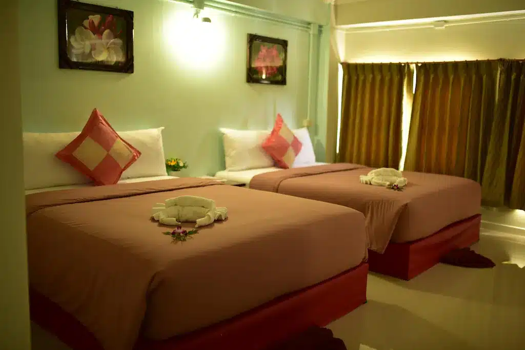 ห้องพักที่โรงแรมบางสะพานมีเตียงคู่ที่จัดสร้างอย่างประณีต 2 เตียง แต่ละห้องตกแต่งด้วยหมอนสีแดงและสีขาว และรูปปั้น ที่พักบางสะพาน ผ้าเช็ดตัว รูปดอกไม้ในกรอบสองรูปแขวนอยู่เหนือเตียง ในขณะที่หน้าต่างบานใหญ่พร้อมผ้าม่านที่ดึงออกมาช่วยเติมเต็มบรรยากาศอันเงียบสงบ