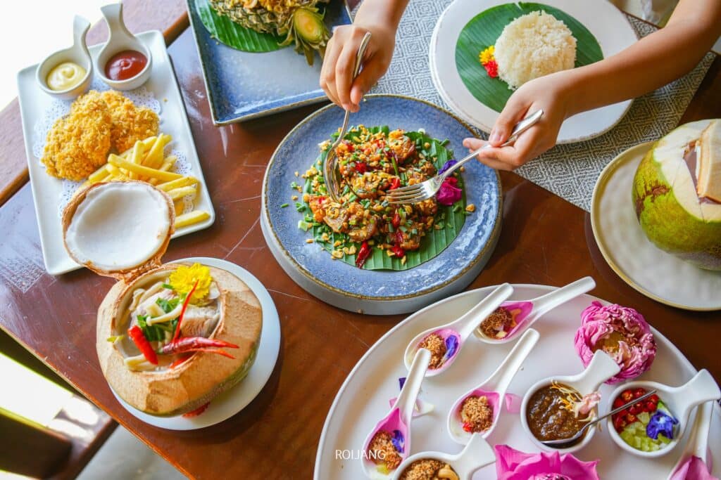 ผู้ที่รับประทานอาหารไทยหลากหลายชนิดที่ร้านร้านอาหารภูเก็ต ทั้งยำ ข้าว และอาหารเรียกน้ำย่อย เน้นความสดใหม่ ร้านอาหารภูเก็ต