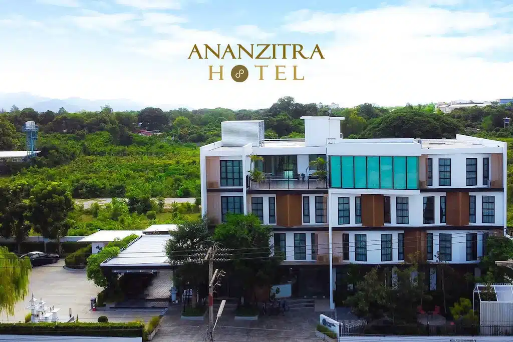 โรงแรมทันสมัยหลายชั้นชื่อ "ANANZITRA HOTEL" มีหน้าต่างบานใหญ่และดาดฟ้า ล้อมรอบด้วยแมกไม้เขียวขจี และตั้งอยู่ใกล้ถนนลาดยาง เหมาะสำหรับผู้ที่ต้องการท่องเที่ยวกาญจนบุรีท่องเที่ยว