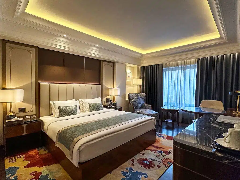 ห้องพักโรงแรมหรูในราชบุรีพร้อมเตียงคิงไซส์ เฟอร์นิเจอร์หรูหรา และแสงไฟโดยรอบ