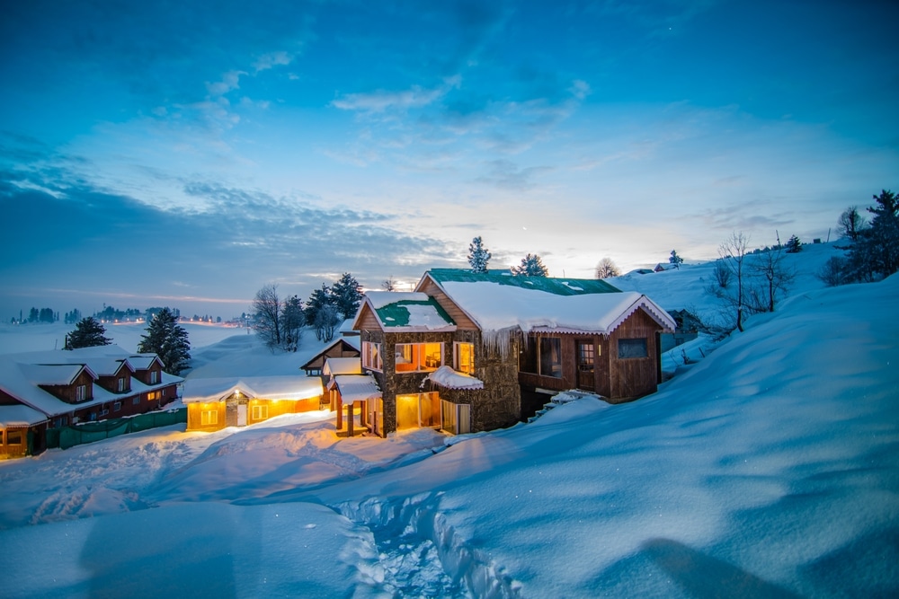 หมู่บ้านที่ปกคลุมไปด้วยหิมะ บ้านเรือนสว่างไสวยามพลบค่ำ ใต้ท้องฟ้าสีครามสดใส ที่ราชบุรี
