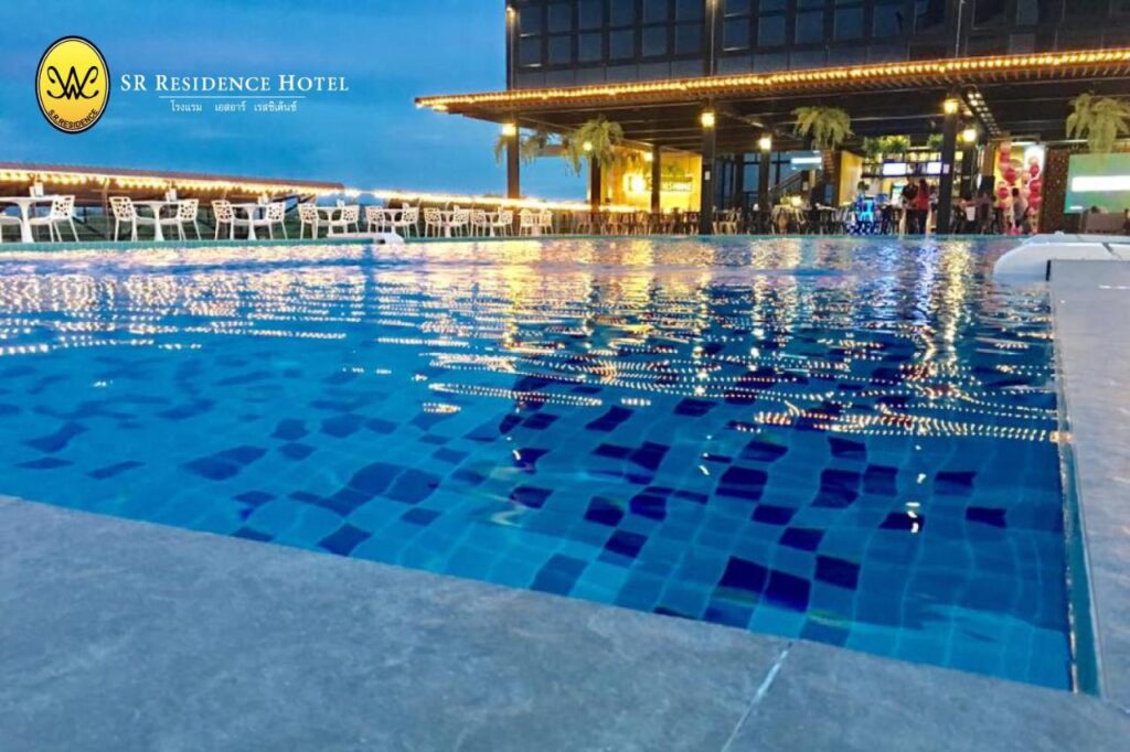 สระว่ายน้ำกลางแจ้งที่ SR Residence Hotel พร้อมน้ำทะเลสีฟ้าใส อาคารโรงแรมและบริเวณที่นั่งกลางแจ้งมองเห็นได้ในพื้นหลัง ที่พักใกล้วัดผาซ่อนแก้ว