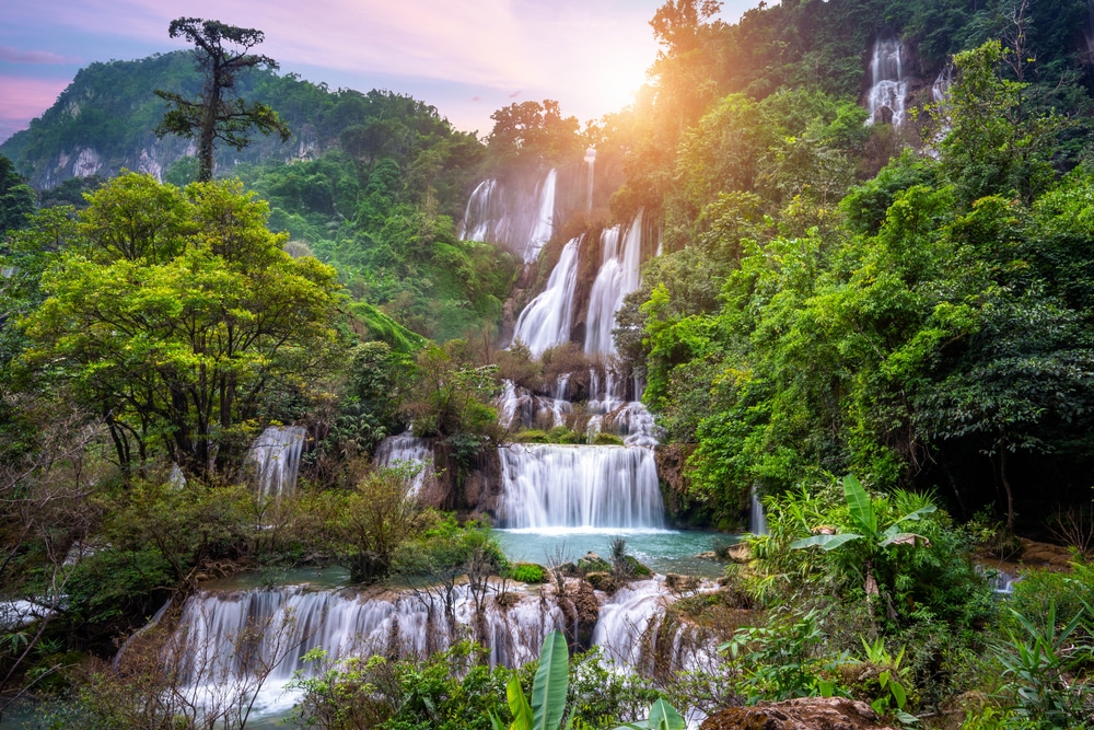 น้ำตกหลายชั้นที่มักเรียกกันว่าน้ำตกใน น้ำตกที่สวยที่สุดในประเทศไทย ประเทศไทยในประเทศไทย มีน้ำตกไหลลงมาตามไหล่เขาอันเขียวชอุ่มภายใต้ท้องฟ้าที่สดใสโดยมีดวงอาทิตย์ส่องแสงเป็นพื้นหลัง