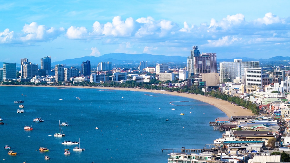 เส้นขอบฟ้าของเมืองชายฝั่งทะเลที่มีอาคารมากมายและหาดทราย เรือจะกระจัดกระจายอยู่ในน้ำใกล้ชายฝั่งภายใต้ ที่เที่ยวเดือนมีนาคม ท้องฟ้าสีครามที่มีเมฆบางส่วน ทำให้ที่นี่เป็นจุดที่เหมาะเป็นอย่างยิ่งในการเพลิดเพลินกับการเดินทางท่องเที่ยวในวันหยุด