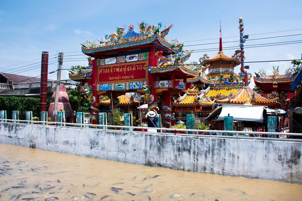 วัดสีสันสดใสที่มีการออกแบบและรูปปั้นที่วิจิตรบรรจง วัดสว่างอารมณ์ตั้งอยู่ริมคลองที่เต็มไปด้วยปลามากมาย ฉากอันเงียบสงบแผ่ออกไปภายใต้ท้องฟ้าสีฟ้าใส ศาลเจ้าเซียนแปะ