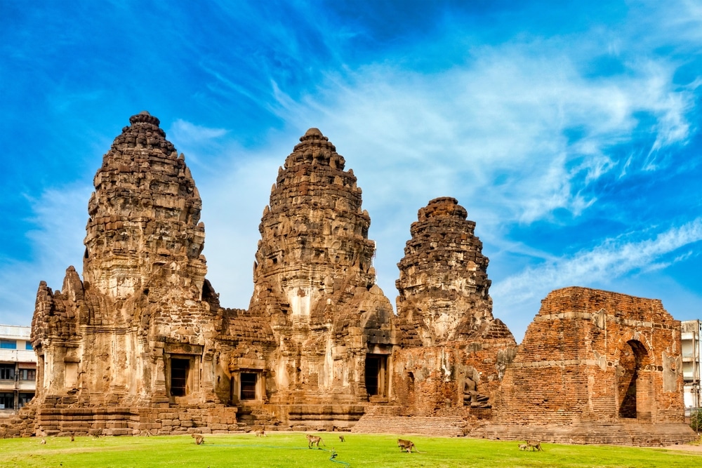 วัดประวัติศาสตร์ในจังหวัดพระนครศรีอยุธยา ประเทศไทย มีหอคอยหินโบราณ 5 หลัง ควบคู่ไปกับโครงสร้างอิฐที่พังทลายบางส่วนภายใต้ท้องฟ้าสีครามสดใส ถือเป็นจุดหมายปลายทางที่เที่ยวหน้าฝนโรแมนติกอย่างแท้จริง จังหวัดเมืองรอง