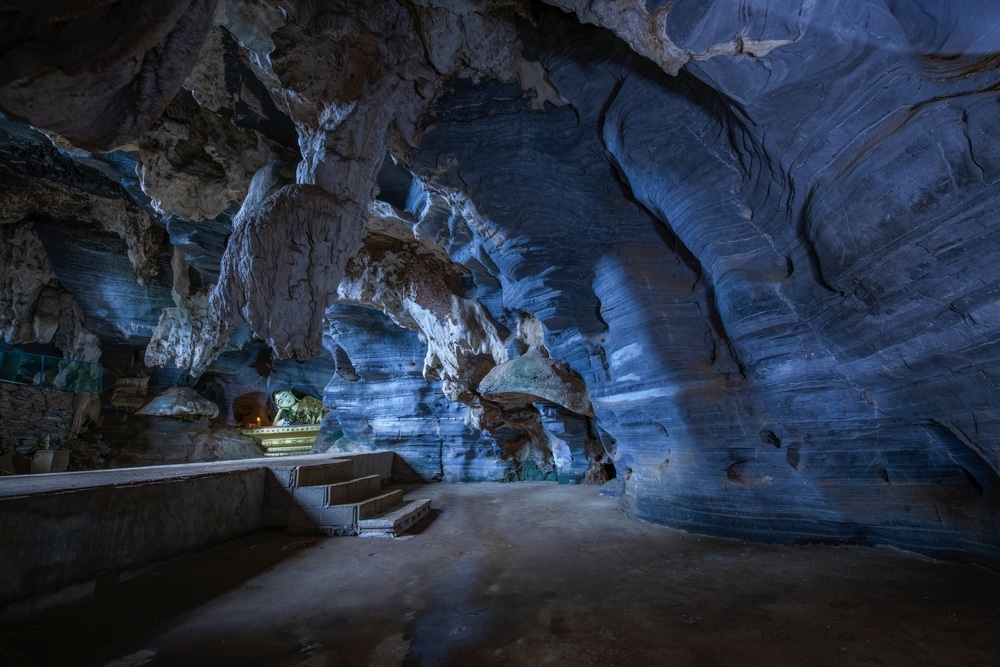 ภายในถ้ำกว้างขวางมีกลุ่มหินสีฟ้า สว่างไสวด้วยแสงประดิษฐ์ ภายในถ้ำมีหินงอกหินย้อย และมีบันไดเล็กๆ ทอดไปสู่บริเวณที่มีแสงสว่างจ้า ที่เที่ยวแม่สอด