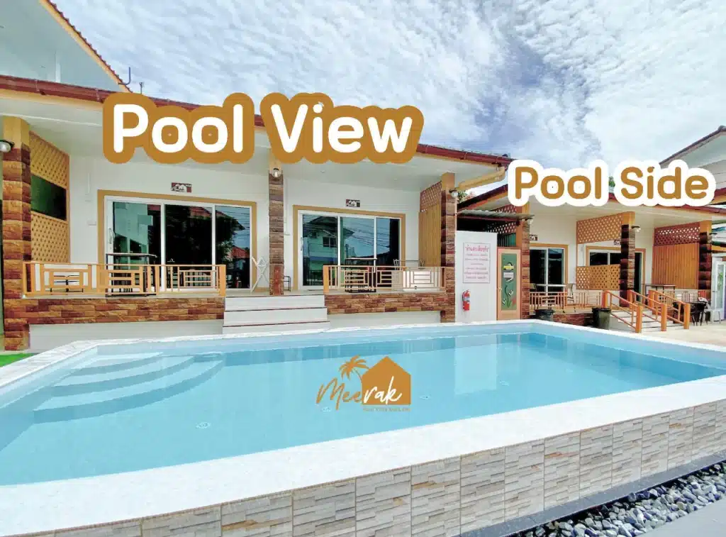 ภาพสระว่ายน้ำด้านหน้าอาคารสีขาวที่มีประตูบานเลื่อนกระจก มีคำว่า "Pool View" pool villa ใกล้กรุงเทพ และ "Pool Side" แสดงอยู่เหนือภาพ