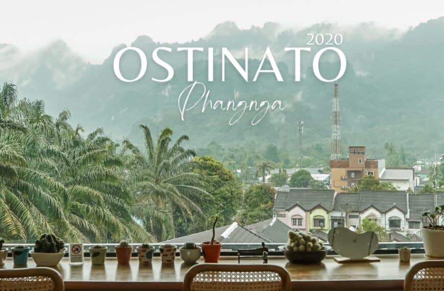 จากหน้าต่างร้านกาแฟ อัลบั้ม Ostinato 2020 สะท้อนเสียงอันนุ่มนวลขณะที่คุณมองไปยังต้นไม้และบ้านเรือนที่มีภูเขาปกคลุมไปด้วยหมอก ต้นไม้เล็กๆ ถูกจัดวางอย่างประณีตบนขอบหน้าต่าง ช่วยเพิ่มเสน่ห์ให้กับภาพอันเงียบสงบนี้.