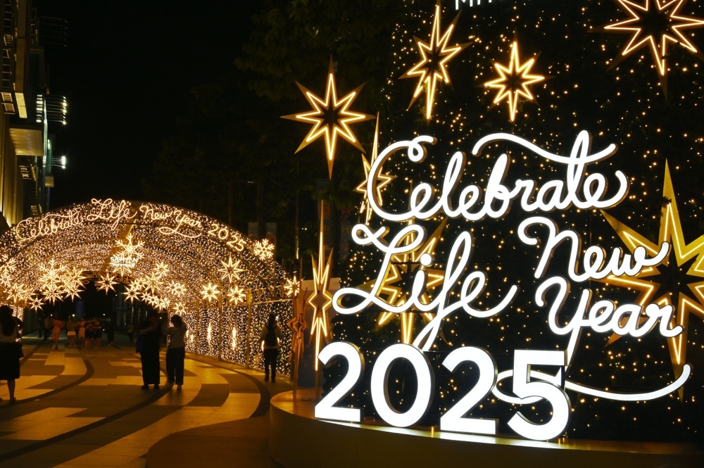 ประดับไฟประดับโชว์ "Celebrate Life New Year 2025" โดยมีดวงดาวเป็นฉากหลังและซุ้มประดับไฟ ชวนให้นึกถึงความยิ่งใหญ่ของไฟหน้าสูงสุดในไทย.