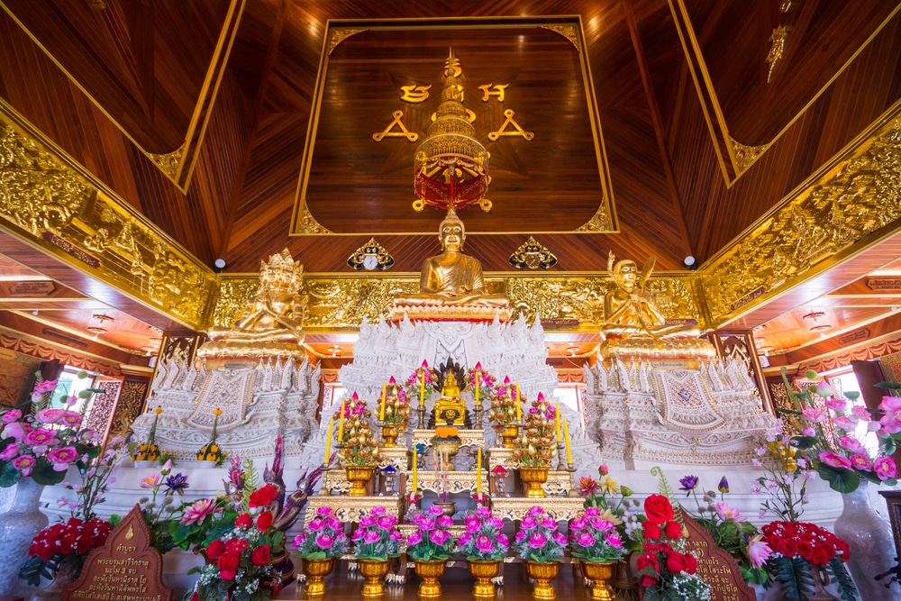 ภายในวัดพระนอนที่ตกแต่งอย่าง วัดที่สวยที่สุดในประเทศไทย วิจิตรงดงาม แท่นบูชาพุทธอันวิจิตรงดงามประกอบด้วยพระพุทธรูปทองคำ 3 องค์ งานแกะสลักอันหรูหรา และการจัดดอกไม้หลากสีสัน ทำให้เกิดบรรยากาศอันเงียบสงบสำหรับผู้นับถือศรัทธาในการไหว้พระนอน ท่ามกลางความงามอันหรูหราของวัด.