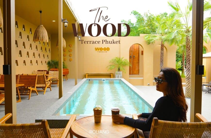 หญิงสาวกำลังพักผ่อนที่ The Wood Terrace Phuket จิบเครื่องดื่มและเพลิดเพลินไปกับทัศนียภาพอันเงียบสงบของสระว่ายน้ำในบรรยากาศกลางแจ้งอันเงียบสงบ.