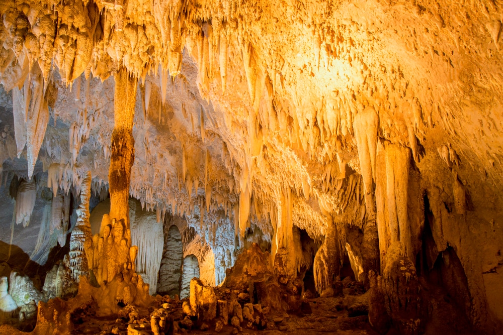 ภายในถ้ำมีหินงอกหินย้อยอันน่า ที่เที่ยวตรัง หลงใหลที่ส่องสว่างด้วยแสงสีส้มอบอุ่น สะท้อนให้เห็นถึงความงามอันน่าหลงใหลที่เป็นเอกลักษณ์ของ ที่ท่องเที่ยวชุมพร.