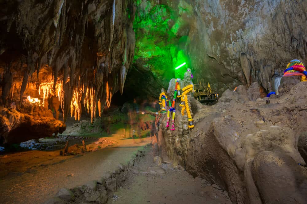 ภายในถ้ำที่เที่ยวจังหวัดชุมพรซึ่งมีหินงอกหินย้อยเรืองแสง ผู้เยี่ยมชมจะประหลาดใจกับการก่อตัวของหิน  ที่เที่ยวตรัง ถ้ำแห่งนี้อาบไปด้วยแสงสีเขียวและสีส้ม สร้างบรรยากาศที่มีชีวิตชีวาสำหรับทุกคนที่มาสำรวจสิ่งมหัศจรรย์ทางธรรมชาติอันน่าหลงใหลนี้.