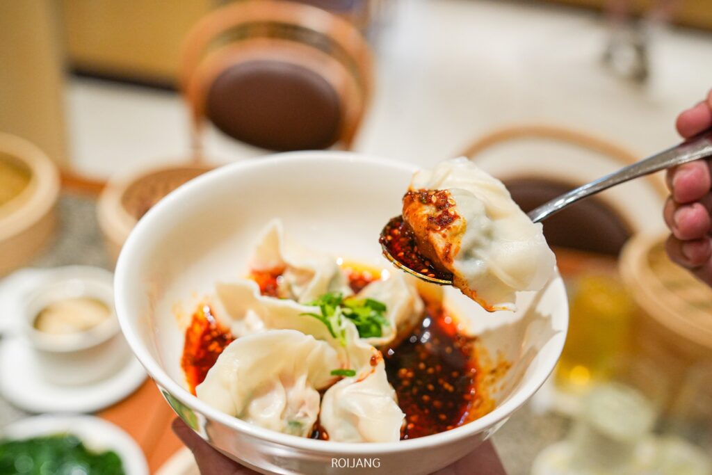 ที่ร้าน Din Tai Fung ภูเก็ต คนๆ หนึ่งจะถือช้อนพร้อมเกี๊ยวเหนือชามที่เต็มไปด้วยเกี๊ยวและซอสเผ็ด พลางลิ้มรสชาติอันมีชีวิตชีวา.