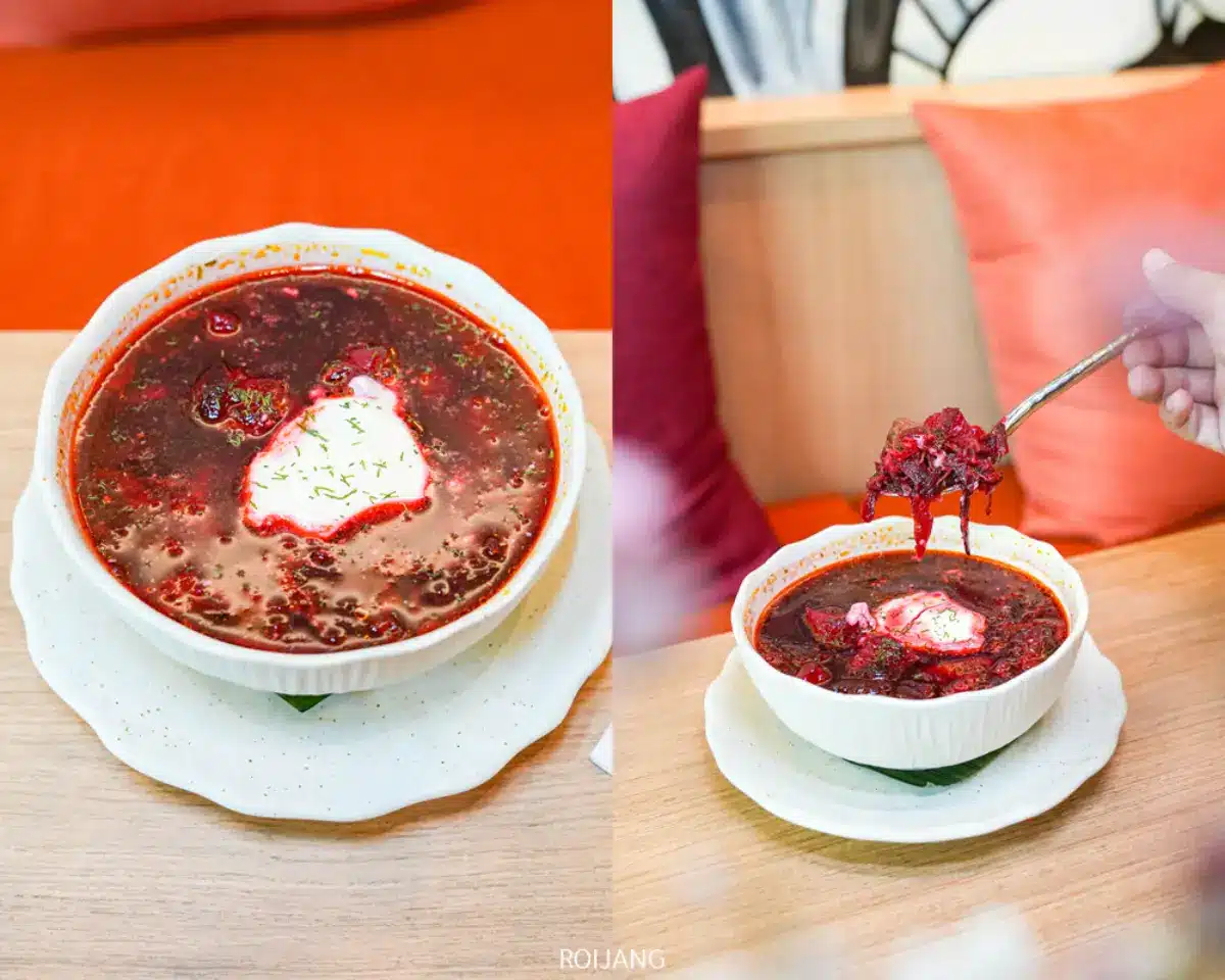 ชามซุปหัวบีทรูทจากร้าน Spice House ราดด้วยครีมเปรี้ยวและสมุนไพรสดวางอยู่บนโต๊ะ และมีภาพหนึ่งเป็นภาพช้อนกำลังยกซุปสีสันสดใสขึ้นมา.