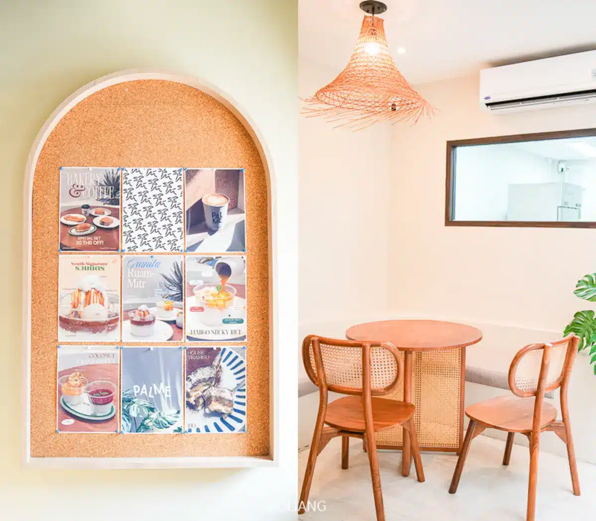 กระดานไม้ก๊อกที่มีการ์ดธีมร้านกาแฟ 9 ใบทางด้านซ้าย ทางด้านขวาเป็นโต๊ะกลมเล็กพร้อมเก้าอี้ไม้ 2 ตัวในห้อง PALME สไตล์มินิมอล ซึ่งมีโคมไฟแขวนและต้นไม้.
