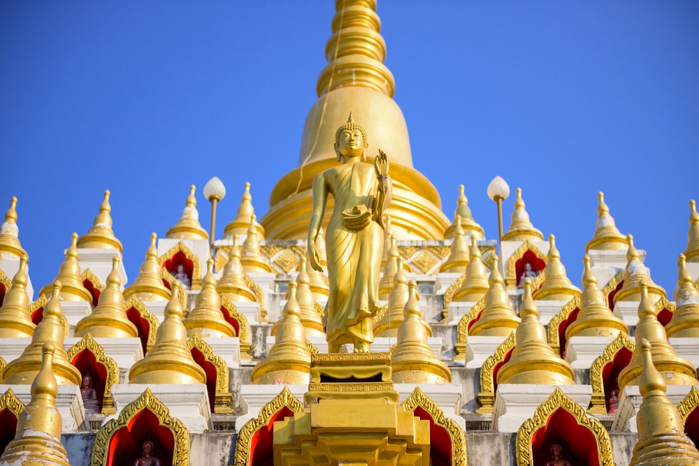พระพุทธรูปสีทองตั้งตระหง่านท่ามกลางเจดีย์ขนาดเล็กสีขาวทองใต้ยอดแหลมสีทองตรงกลาง ตั้งตัดกับท้องฟ้าสีฟ้าใส ถือเป็นไฮไลท์อันเงียบสงบสำหรับทุกคนที่กำลังมองหาที่เที่ยวตาก.