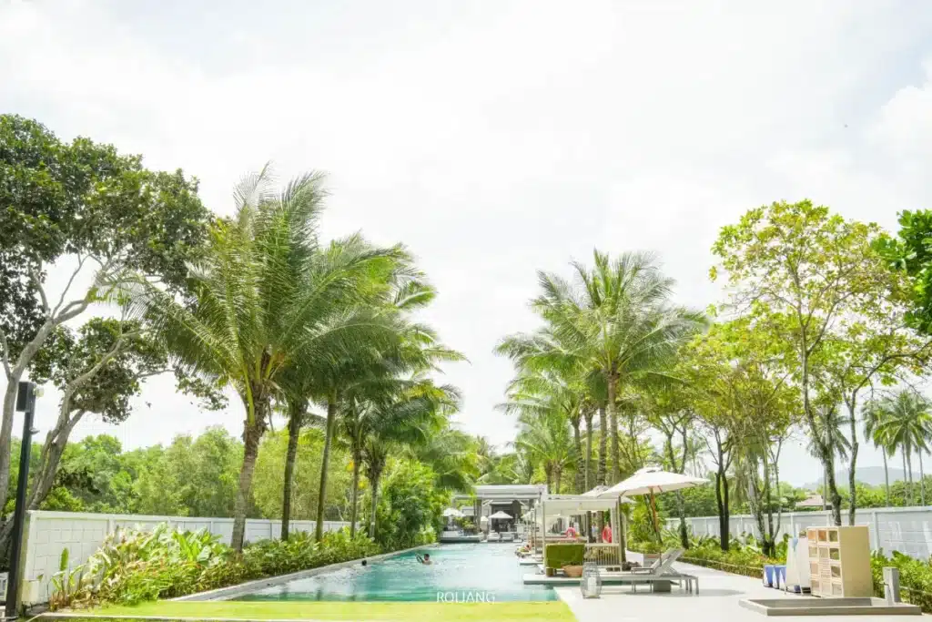 โรงแรมเมเลีย ภูเก็ต มีสระว่ายน้ำกลางแจ้งล้อมรอบด้วยต้นปาล์มและเก้าอี้อาบแดด ให้แขกได้เพลิดเพลินกับน้ำในวันที่แดดสดใส—บรรยากาศที่เหมาะอย่างยิ่งสำหรับการผ่อนคลายหลังจากงานบรันช์สุดพิเศษ Soul of Saturday.