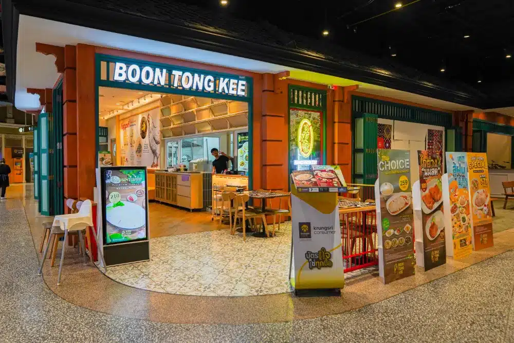 ร้านอาหารบูนตงกี่ที่มีป้ายไฟสว่างไสว, เมนูบอร์ด, และที่นั่งกลางแจ้งในบรรยากาศของห้างสรรพสินค้า เหมาะสำหรับผู้ที่ต้องการ ร้านอาหารในเซ็นทรัลภูเก็ต.