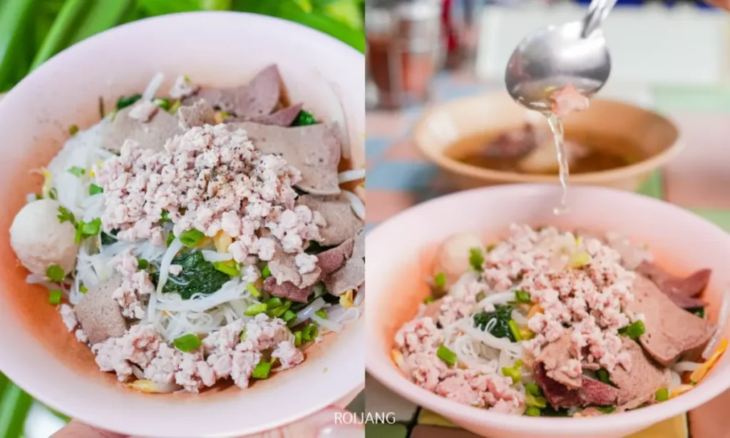 สองชามก๋วยเตี๋ยวไทยจากร้านเดย์แอนด์ไนท์ของภูเก็ต ประกอบด้วยหมูสับ เครื่องในผัก และสมุนไพร น้ำซุปถูกตักใส่ชามหนึ่ง.