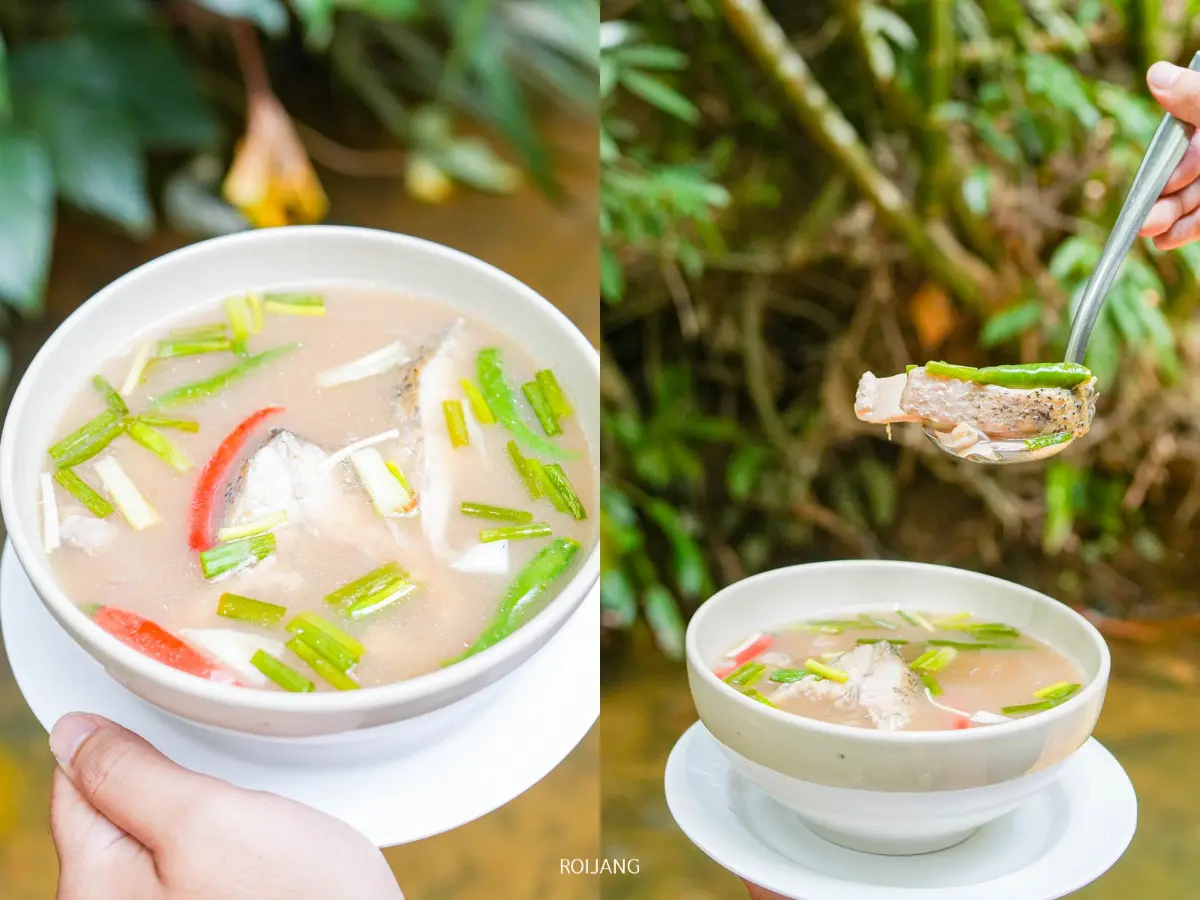 มือหนึ่งถือชามซุปปลาพร้อมผักที่ร้านมีสุข ท้ายเหมือง; อีกภาพหนึ่งแสดงช้อนกำลังตักปลาและผักจากชาม.