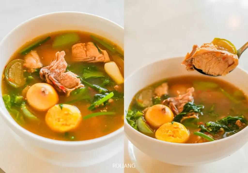 ชามซุปจากร้านพริกกะเหรี่ยง ที่มีเนื้อ, ไข่ต้ม, ผักสีเขียว, และน้ำซุปเข้มข้น, แสดงจากด้านบนและในภาพใกล้ขณะที่ช้อนยกชิ้นเนื้อที่นุ่ม.