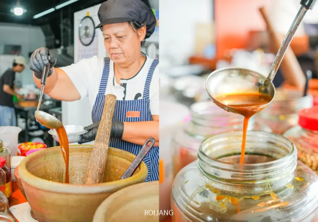 คนในผ้ากันเปื้อนที่ ร้านพริกกะเหรี่ยง ตักซอสจากหม้อดินขนาดใหญ่ใส่ชาม; ภาพระยะใกล้แสดงให้เห็นซอสหอมกรุ่นถูกเทจากทัพพีลงในขวดแก้ว.