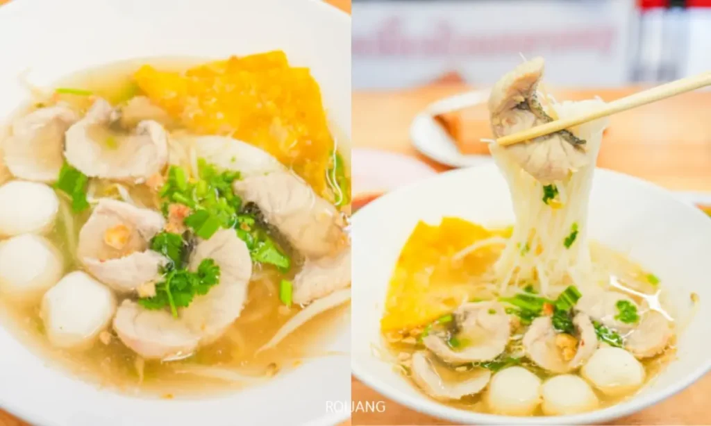 ชามก๋วยเตี๋ยวเนื้อแตกซิกสูตรนิวเบรค พร้อมเส้นก๋วยเตี๋ยว น้ำซุปใส หมูสไลซ์ ลูกชิ้นปลา เกี๊ยวทอดกรอบ และต้นหอม โรยด้วยต้นหอม; ตะเกียบกำลังคีบเส้นก๋วยเตี๋ยวอยู่ทางขวา.