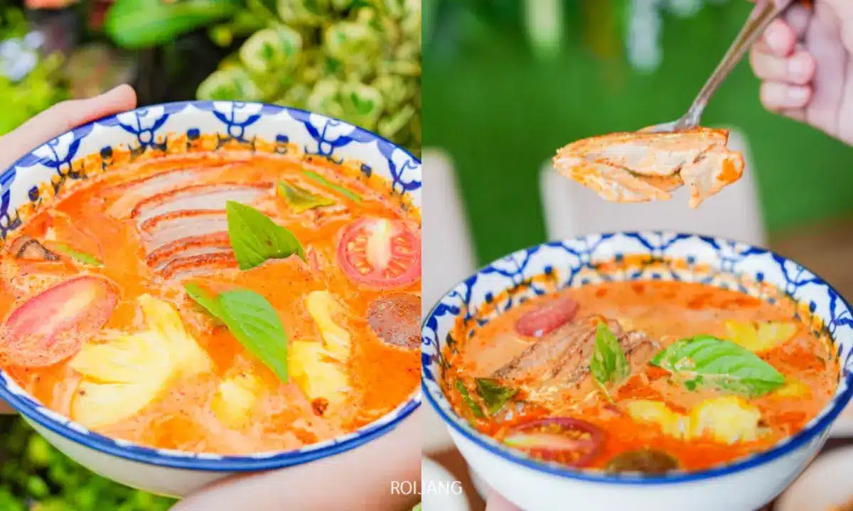 สองชามซุปแกงเผ็ดไก่แดง Cynthia เขาหลัก พร้อมด้วยเนื้อเป็ดหั่นบาง สับปะรด มะเขือเทศ และใบโหระพา โดยชามหนึ่งกำลังถูกยกขึ้นด้วยช้อน.