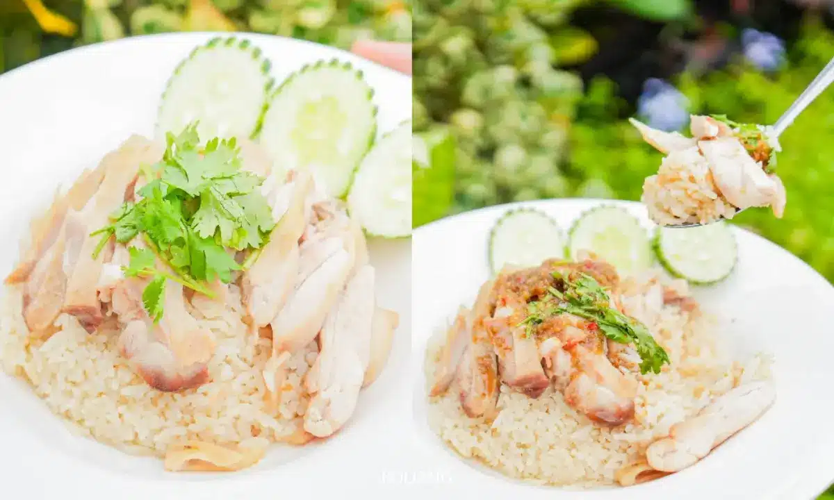 ที่ Cynthia เขาหลัก มีข้าวมันไก่ฮกเกี้ยนสองจานเสิร์ฟมาบนจาน แต่ละจานมีไก่หั่นบาง แตงกวา และสมุนไพรสดวางอยู่ด้านบน ช้อนหนึ่งถูกยกขึ้นอย่างเชิญชวนให้เห็นชัดเจนต่อหน้ากล้อง.