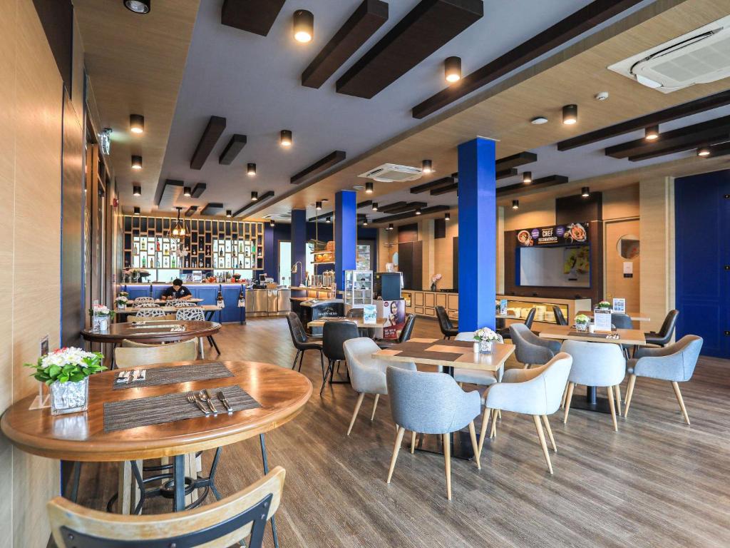 ร้านอาหารสมัยใหม่ภายในตกแต่งรวม ที่เที่ยวเกาะสีชัง เกาะสวยๆ ในที่เที่ยวชลบุรี ไป เที่ยวเกาะสีชัง เดินทางง่ายๆ ใกล้กรุงเทพแบบไปเช้าเย็นกลับได้ หลีกหนีความวุ่นวาย พร้อมอวดสถานที่สโลว์ไลฟ์
ด้วยพื้นไม้ โต๊ะกลม เก้าอี้มีเบาะรองนั่ง เสาตกแต่งสีฟ้า และแสงไฟประดับ มีพื้นที่บาร์มองเห็นอยู่ด้านหลัง เหมาะอย่างยิ่งสำหรับการพักผ่อนหลังจากวันแห่งการสำรวจสถานที่ท่องเที่ยวเกาะสีชัง.