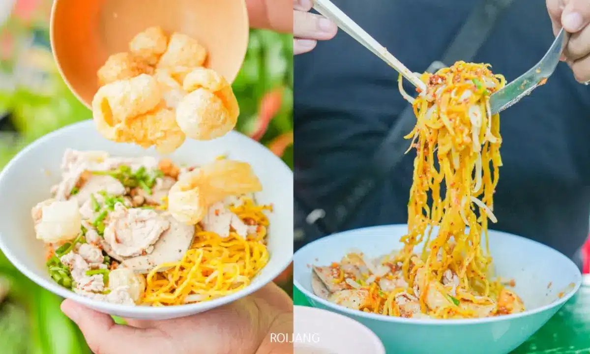 สองภาพแสดง ก๋วยเตี๋ยวเทวดา, ชามเส้นเหลืองกับเนื้อสัตว์และผัก; ด้านหนึ่งเพิ่มหนังหมูกรอบ ในขณะที่อีกด้านหนึ่งยกเส้นด้วยส้อมและช้อน.