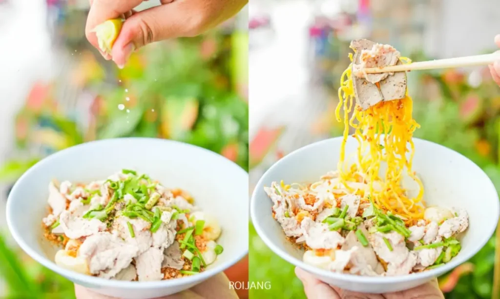 ชามหนึ่งของก๋วยเตี๋ยวเส้นหมี่น้ำใสของป้าโมม พร้อมเนื้อสัตว์และผักหั่นบาง ๆ; ภาพหนึ่งแสดงให้เห็นมะนาวกำลังถูกบีบ ส่วนอีกภาพจับภาพเส้นก๋วยเตี๋ยวที่ถูกยกขึ้นด้วยตะเกียบ.