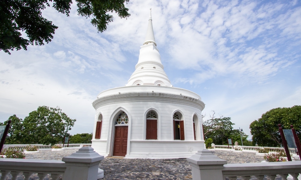 เจดีย์สีขาวทรงกลม มีหน้าต่างโค้งและยอดแหลมสูง ตั้งอยู่กลางแจ้งใต้ท้องฟ้าสีคราม ล้อมรอบด้วยต้นไม้และลานหิน—จุดที่เป็นสัญลักษณ์รวม ที่เที่ยวเกาะสีชัง เกาะสวยๆ ในที่เที่ยวชลบุรี ไป เที่ยวเกาะสีชัง เดินทางง่ายๆ ใกล้กรุงเทพแบบไปเช้าเย็นกลับได้ หลีกหนีความวุ่นวาย พร้อมอวดสถานที่สโลว์ไลฟ์
สำหรับผู้ที่ต้องการเที่ยวเกาะสีชัง.