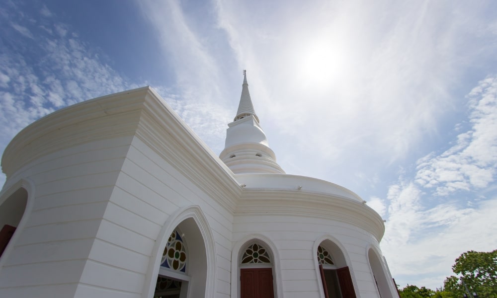 อาคารสีขาวที่มีหน้าต่างโค้งและยอดรวม ที่เที่ยวเกาะสีชัง เกาะสวยๆ ในที่เที่ยวชลบุรี ไป เที่ยวเกาะสีชัง เดินทางง่ายๆ ใกล้กรุงเทพแบบไปเช้าเย็นกลับได้ หลีกหนีความวุ่นวาย พร้อมอวดสถานที่สโลว์ไลฟ์
แหลมสูง มองจากมุมต่ำตัดกับท้องฟ้าที่สว่างและมีเมฆบางส่วน—จุดที่เป็นสัญลักษณ์สำหรับผู้ที่มองหาสถานที่ท่องเที่ยวเกาะสีชัง.