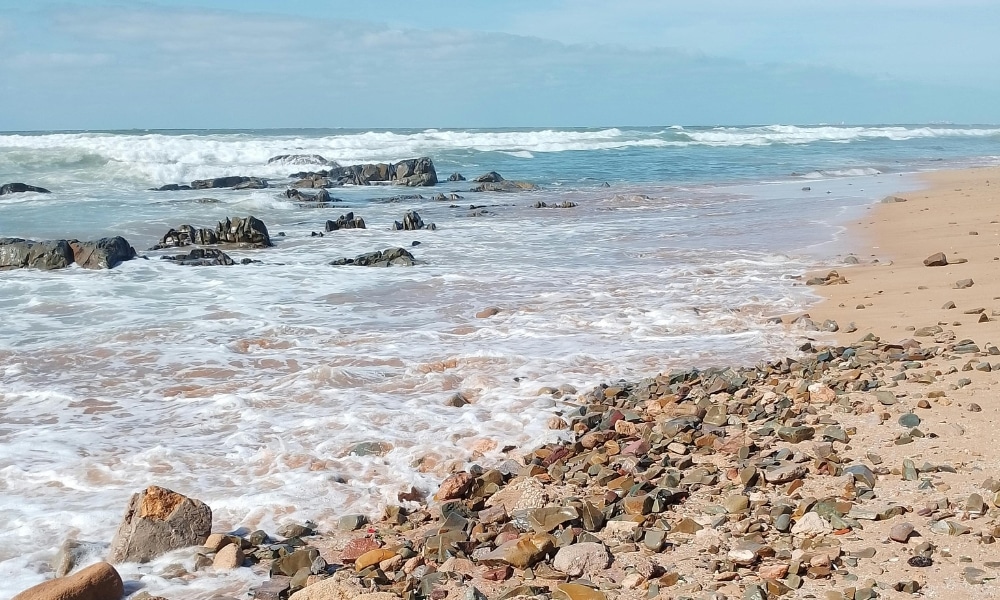 คลื่นซัดกระทบโขดหินและก้อนกรวดบนชายหาดทรายใต้ท้องฟ้าที่มีเมฆบางส่วน ถ่ายทอดบรรยากาศอันเงียบสงบของรวม ที่เที่ยวเกาะสีชัง เกาะสวยๆ ในที่เที่ยวชลบุรี ไป เที่ยวเกาะสีชัง เดินทางง่ายๆ ใกล้กรุงเทพแบบไปเช้าเย็นกลับได้ หลีกหนีความวุ่นวาย พร้อมอวดสถานที่สโลว์ไลฟ์
การเที่ยวเกาะสีชัง.