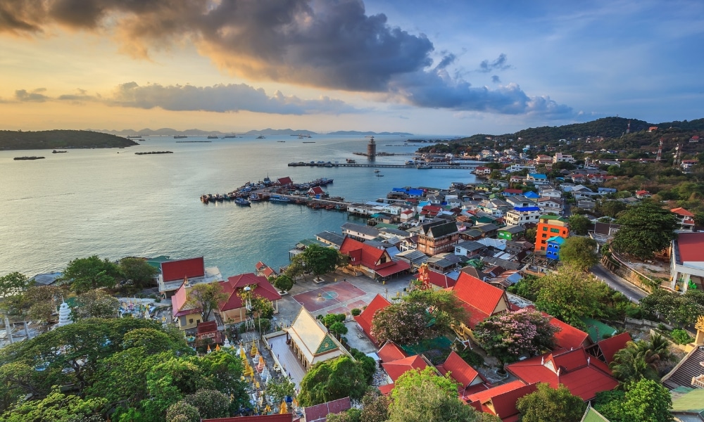 เมืองชายฝั่งที่มีอาคารสีสันสดใส ท่าเรือที่ยื่นออกไปในน้ำ เรือในท่าเรือ และภูเขาเป็นฉากหลังยามพระอาทิตย์ตก—เหมาะสำหรับผู้ที่รวม ที่เที่ยวเกาะสีชัง เกาะสวยๆ ในที่เที่ยวชลบุรี ไป เที่ยวเกาะสีชัง เดินทางง่ายๆ ใกล้กรุงเทพแบบไปเช้าเย็นกลับได้ หลีกหนีความวุ่นวาย พร้อมอวดสถานที่สโลว์ไลฟ์
ต้องการสำรวจ ที่เที่ยวเกาะสีชัง และดื่มด่ำกับบรรยากาศที่มีเสน่ห์ของที่นี่.