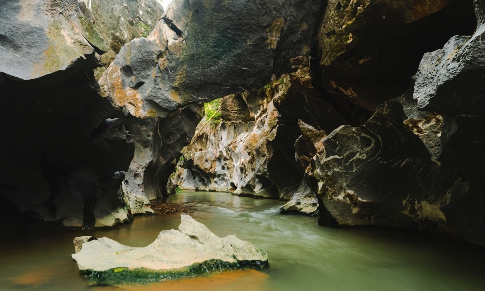 แม่น้ำสายแคบไหลผ่านหุบเขาที่มีหินรูปร่างแปลกตาและหน้าผาสูงชัน—อัญมณีที่ซ่อนอยู่ท่ามกลางสถานที่ท่องเที่ยวใน ที่เที่ยวชุมพร ชุมพรสำหรับผู้รักธรรมชาติ.