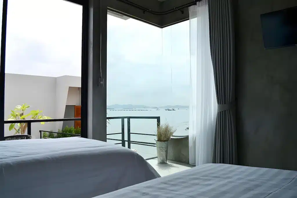 เตียงสองเตียงในห้องที่ทันสมัยหันหน้าไปทางหน้าต่างบานใหญ่ที่มีผ้าม่านสีขาว เปิดออกสู่ระเบียงที่มีวิวทะเลและท้องฟ้าที่มีเมฆครึ้ม—เหมาะสำหรับการพักผ่อนของคุณรวม ที่เที่ยวเกาะสีชัง เกาะสวยๆ ในที่เที่ยวชลบุรี ไป เที่ยวเกาะสีชัง เดินทางง่ายๆ ใกล้กรุงเทพแบบไปเช้าเย็นกลับได้ หลีกหนีความวุ่นวาย พร้อมอวดสถานที่สโลว์ไลฟ์
ระหว่างการเที่ยวเกาะสีชัง.