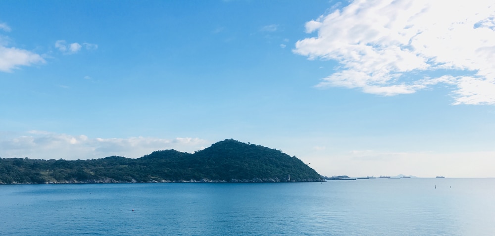 เนินเขาสีเขียวที่ปกคลุมไปด้วยต้นไม้สูงตระหง่านขึ้นจากขอบน้ำทะเลสีฟ้าสงบ ภายใต้ท้องฟ้าที่มีเมฆบางส่วนรวม ที่เที่ยวเกาะสีชัง เกาะสวยๆ ในที่เที่ยวชลบุรี ไป เที่ยวเกาะสีชัง เดินทางง่ายๆ ใกล้กรุงเทพแบบไปเช้าเย็นกลับได้ หลีกหนีความวุ่นวาย พร้อมอวดสถานที่สโลว์ไลฟ์
ปกคลุม แสดงให้เห็นถึงความงดงามตามธรรมชาติของ ที่เที่ยวเกาะสีชัง สำหรับทุกคนที่มาเยือน.