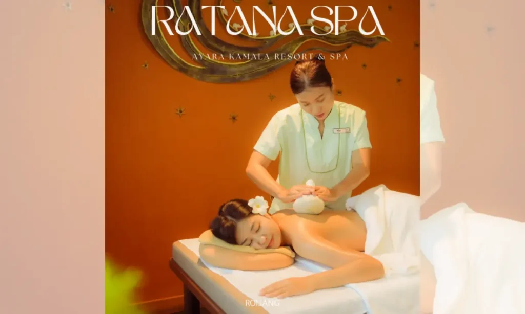 นักบำบัดสปาที่ราตนา สปา ให้บริการนวดผ่อนคลายหลังแก่ผู้หญิงท่านหนึ่งที่นอนคว่ำอยู่บนเตียงที่อายา รีสอร์ท แอนด์ สปา กมลา.