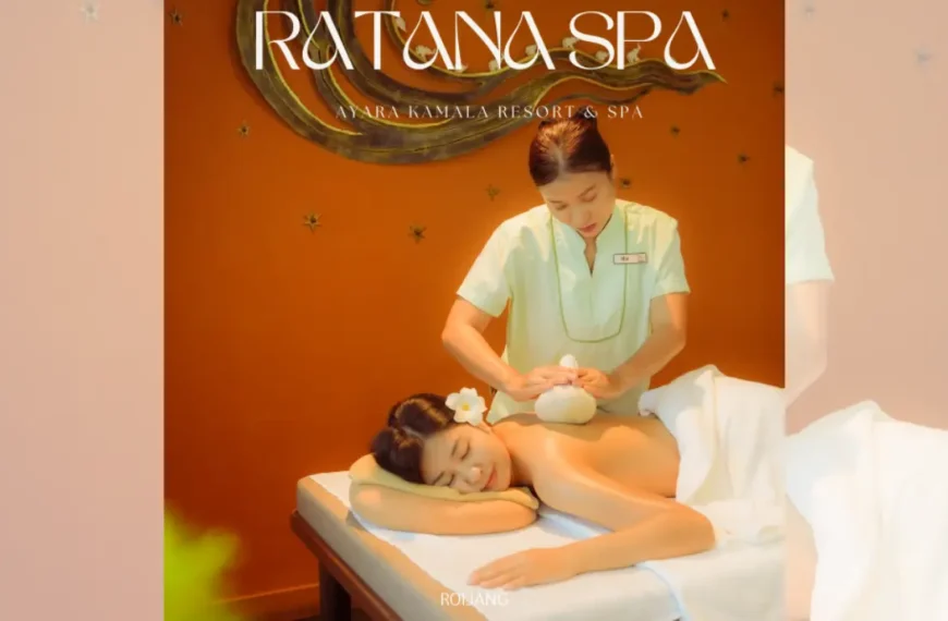 นักบำบัดสปาที่ราตนา สปา ให้บริการนวดผ่อนคลายหลังแก่ผู้หญิงท่านหนึ่งที่นอนคว่ำอยู่บนเตียงที่อายา รีสอร์ท แอนด์ สปา กมลา.