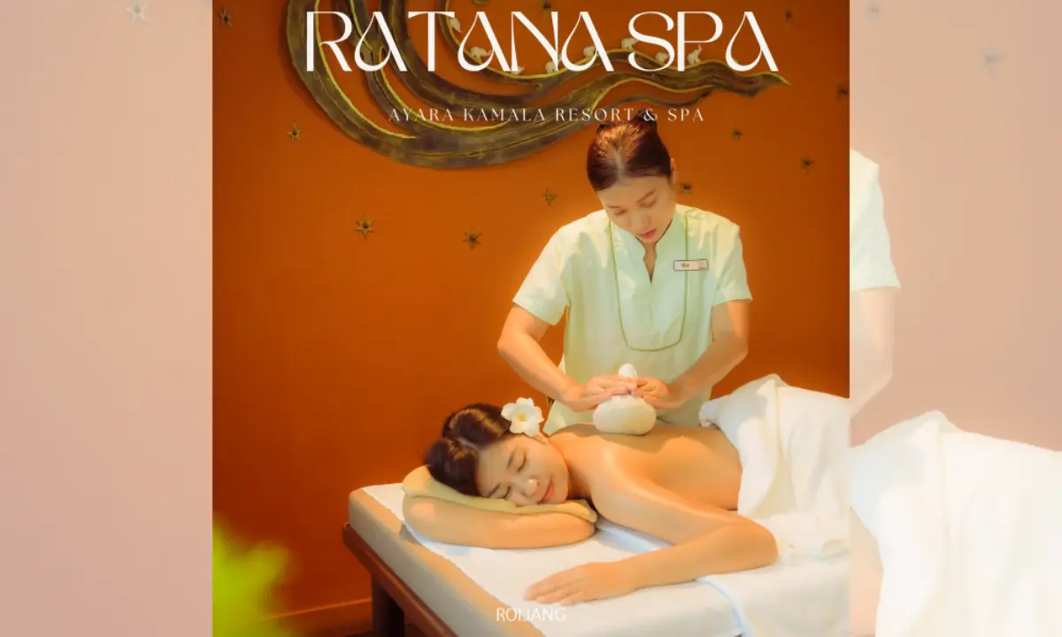นักบำบัดสปาที่ราตนา สปา ให้บริการนวดผ่อนคลายหลังแก่ผู้หญิงท่านหนึ่งที่นอนคว่ำอยู่บนเตียงที่อายา รีสอร์ท แอนด์ สปา กมลา.