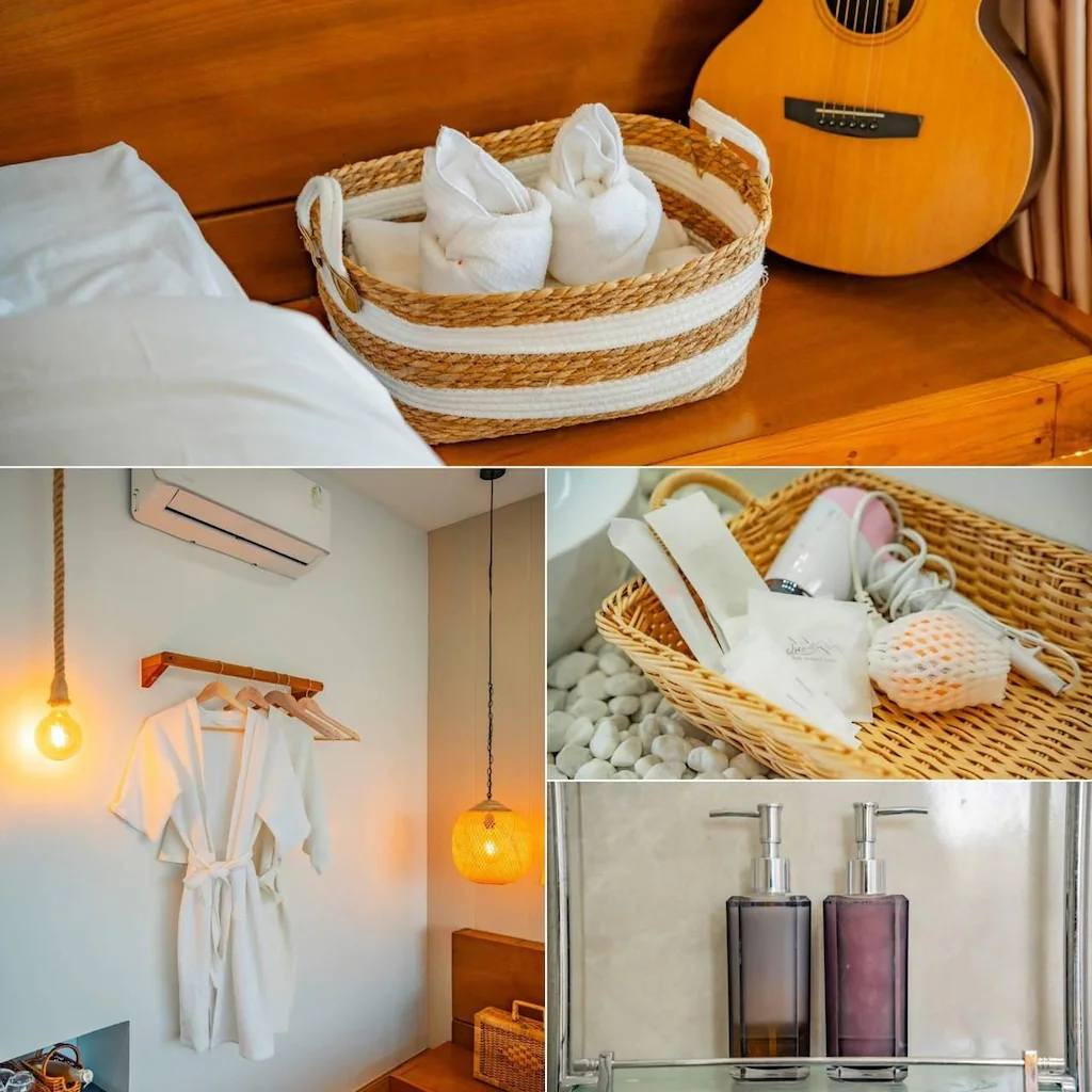 ภาพตัดต่อของห้องนอนที่อบอุ่นในรีสอร์ทเชียงใหม่ พร้อมตะกร้าผ้าเช็ดตัว, ผ้าคลุมอาบน้ำแขวน, ตะกร้าใส่ของใช้ในห้องน้ำ, และตู้กดสบู่สองตัวบนชั้นกระจก.